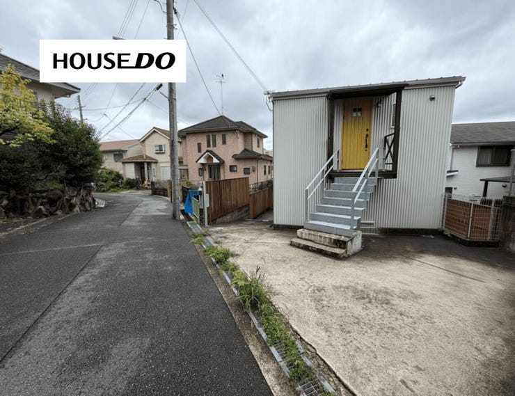 前面道路を含めた現地の様子。周辺は戸建住宅が並ぶ落ち着いた住環境です。