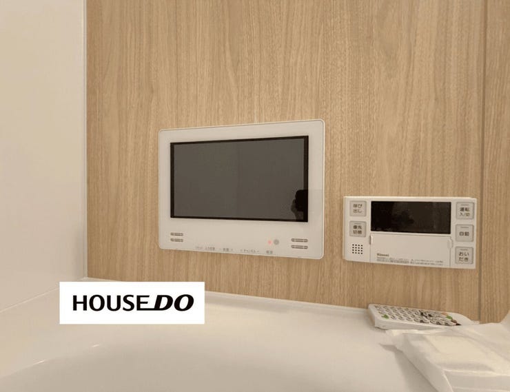 浴室テレビと給湯リモコンを備えた、くつろぎのバスタイムを楽しめる設備です。