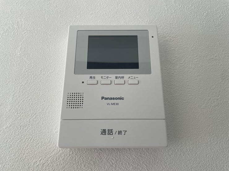 ◇TVモニター付インターホン◇
TVモニターで訪問者を確認してから会話することができますので、安心して対応していただけます。また、姿を見られたくない空き巣や不審者が嫌がります。