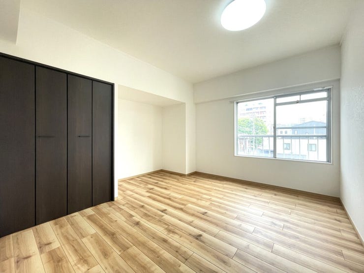 ◇寝室◇
ご夫婦の主寝室に最適なお部屋です。十分な広さがあるので、大切なプライベート空間を素敵に演出できます。潔い青空からランディングする光線がプレミアムルームを照らし、心も身体も解き放たれますね。