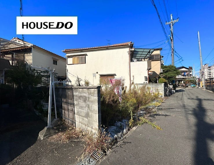 周辺は戸建住宅が立ち並ぶ穏やかな街並み。落ち着いた住環境の中で、ゆったりとした暮らしを始めたい方におすすめです。