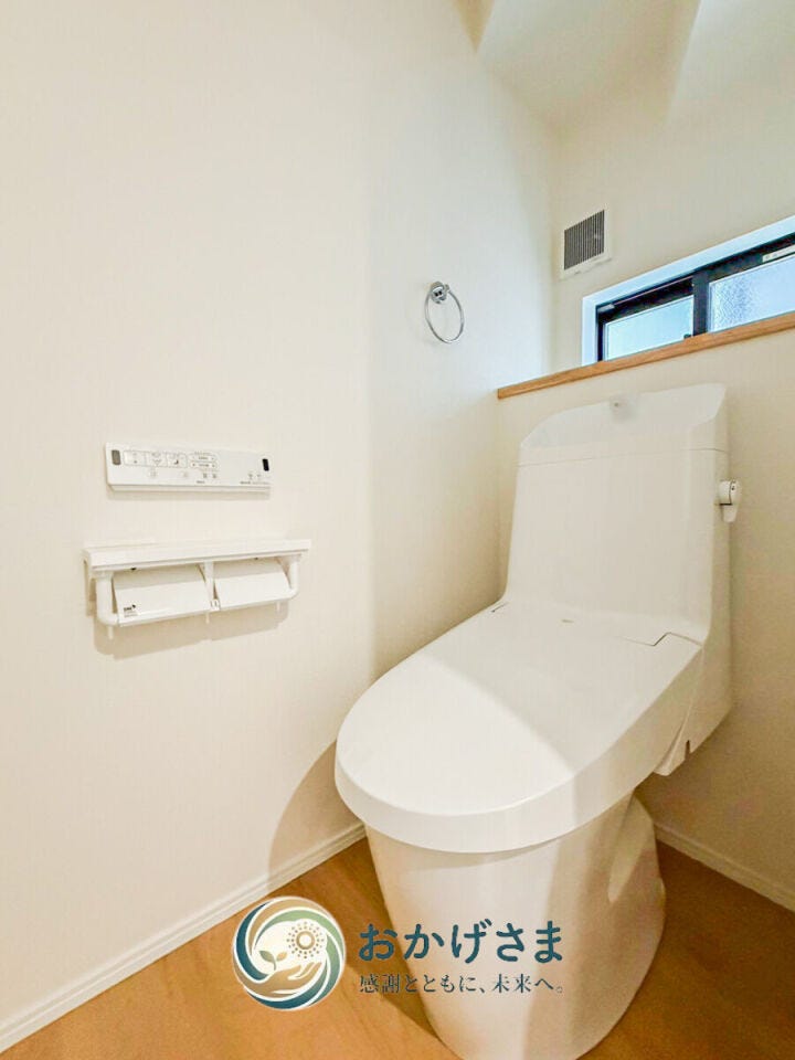 【トイレ】
温水洗浄便座付きの快適なトイレ空間です。小窓から自然光が入り、すっきりと明るい雰囲気を保てます。
