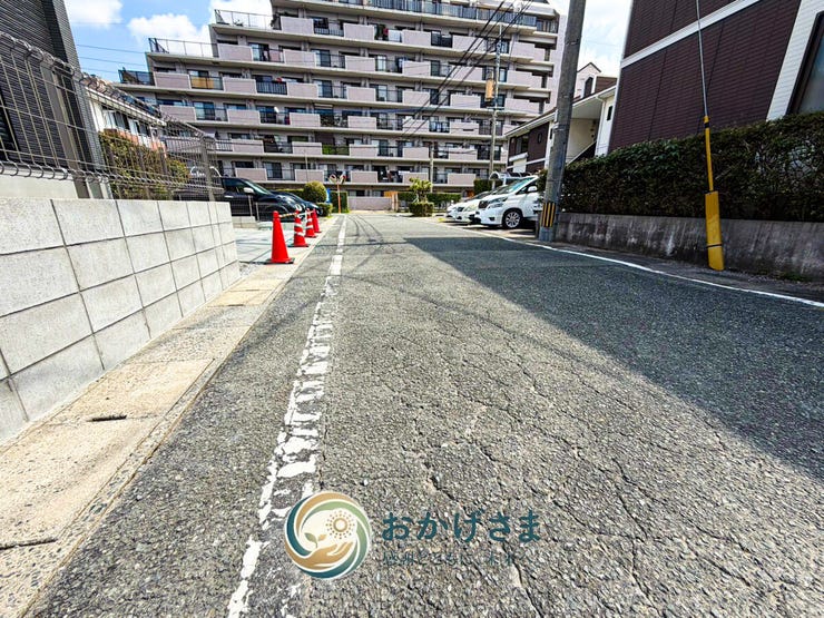 【周辺環境】
開放感のあるアスファルト敷きの道路が続き、周辺には集合住宅や建物が並ぶ暮らしやすいエリアです。