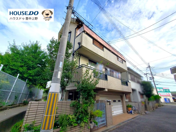 【外観】
落ち着いた住宅街が広がる鉢塚2丁目。スーパーやドラッグストアなどの買物施設が身近に揃い、教育施設や公園も徒歩圏内。暮らしやすさと利便性を兼ね備えた住環境です。