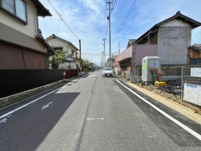 幅員約7mの前面道路です。道路幅が広いので、向かいの住宅とも距離があるため日当たりも確保しやすいです。