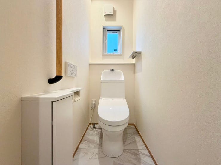 トイレットペーパーのストックや、お掃除用品などをスッキリしまえる、収納付きのトイレ!生活感が出にくく、お客様にも気持ちよく使ってもらえますね♪