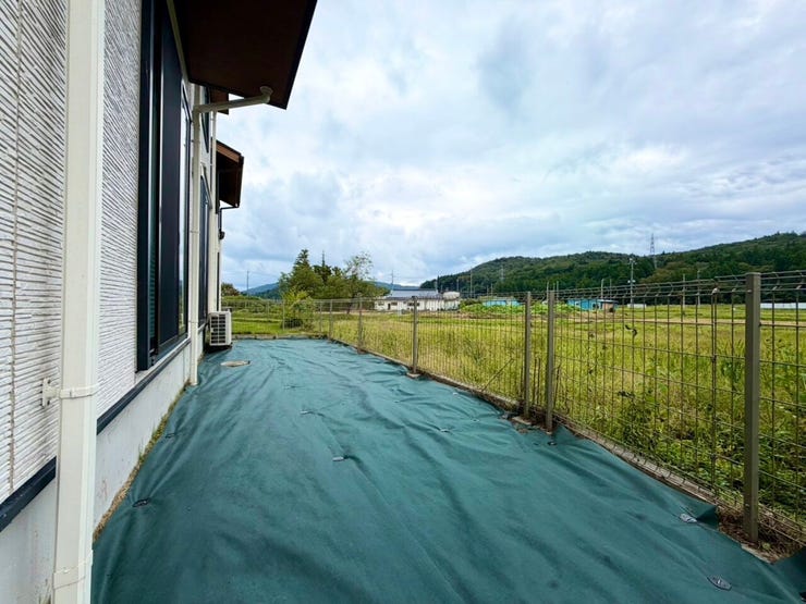建物の裏にはちょっとしたお庭スペースを確保♪ガーデニングや家庭菜園を楽しんだり、お子様の遊び場として活用したりと、暮らしにちょっとした楽しみをプラスしてくれる空間です!