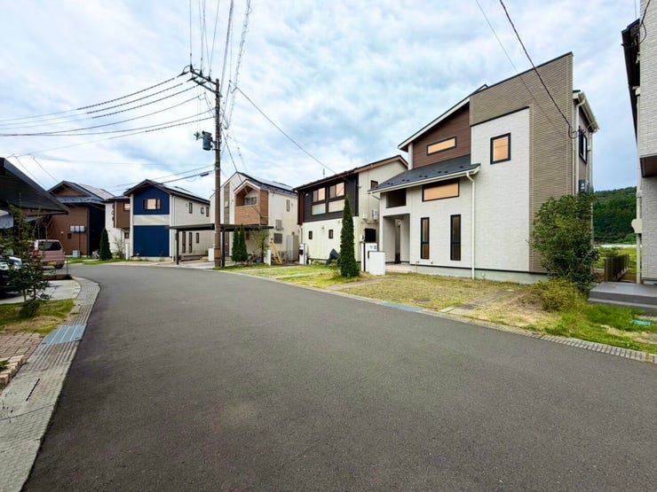 お家の前の道路は歩道もきちんと整備されています。小さなお子様と手を繋いでのお散歩や、ベビーカーでのお出かけも安心して楽しめますね♪