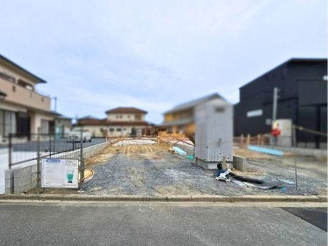 道路側に並列で2台停められる駐車場出来る予定です