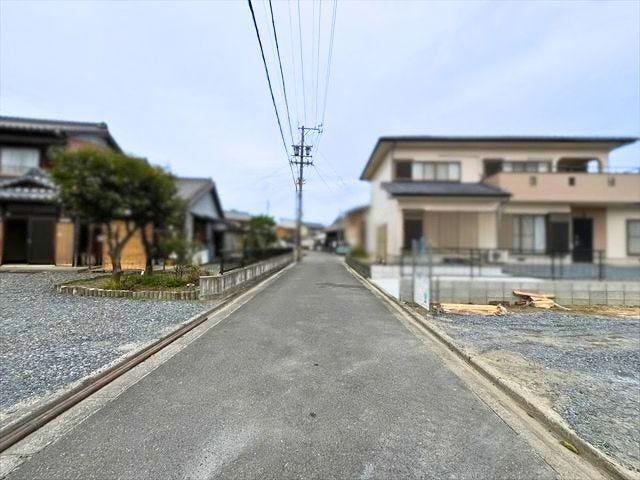 幅員約4mの前面道路です。車1台が余裕を持って通れる道幅です。車はスピードを控えるので事故率の軽減や歩行者も安心して通行できます。