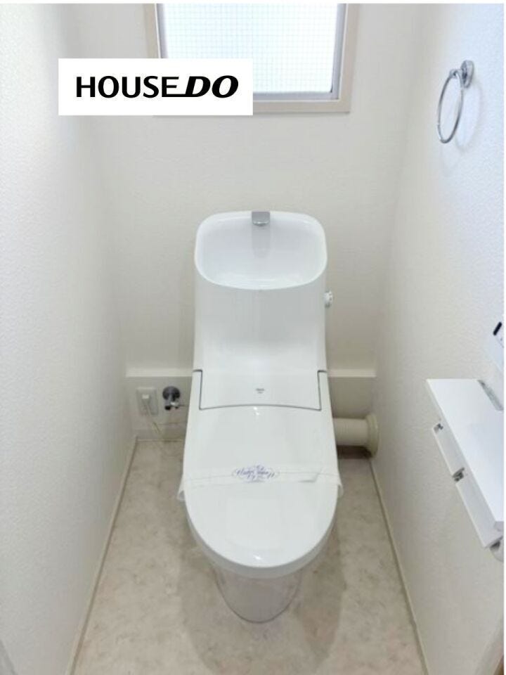 窓付きで換気しやすく、明るさも感じられるトイレ空間。清潔感のあるシンプルな仕上がりです。