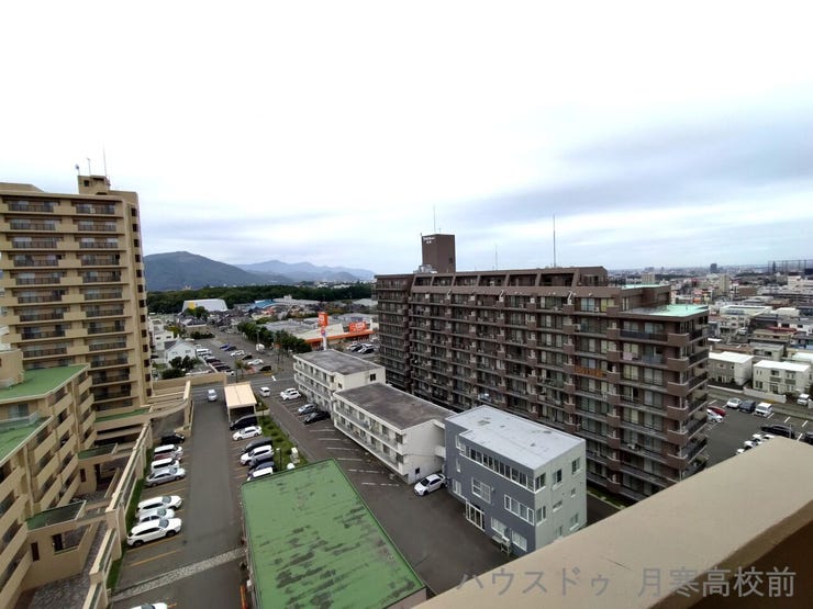北西側バルコニー
11階部分ならではの開放感に加え、2面にバルコニーを備えた住まい♪室内に光や風を取り込みやすく、開放的な暮らしを楽しめます。高層階ならではの眺望も魅力のひとつです!