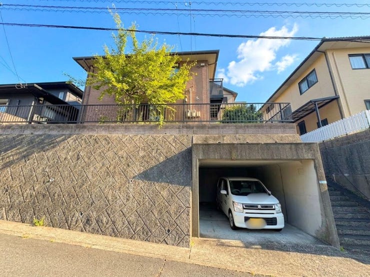 大切な愛車を雨風からしっかり守る掘り込みガレージ付きの住まいです!