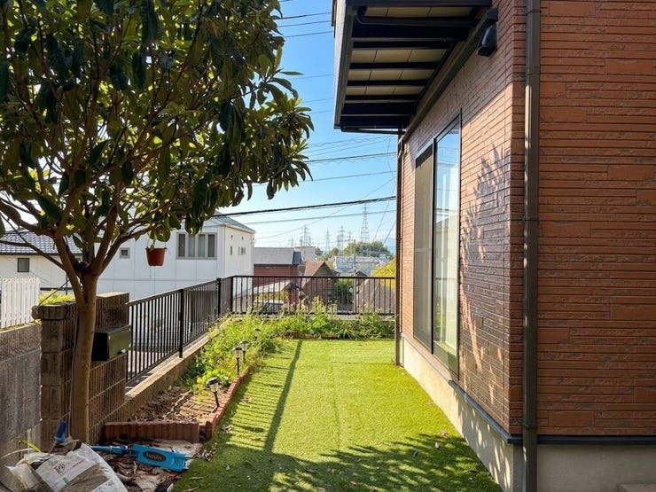 大きな庭木が程よい木陰を作り、自然を感じながら過ごせる癒しの空間です!