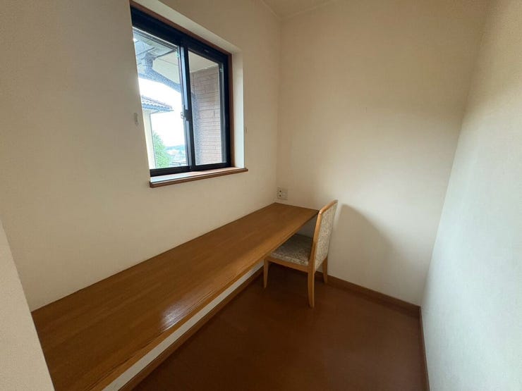 作業に集中できるカウンターカウンター付きのお部屋!在宅ワークや書斎にぴったりです!