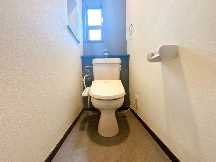 トイレにも窓があり、明るく通風良好です◎