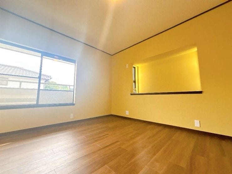 窓から日が差す明るいお部屋です。