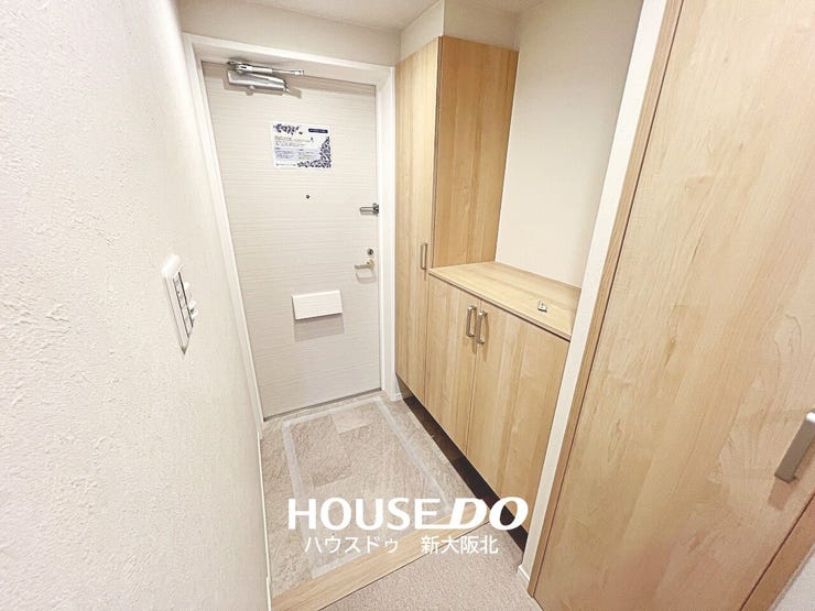 ■白い壁とナチュラルな木目の建具の組み合わせがシンプルで落ち着いた雰囲気の玄関です♪