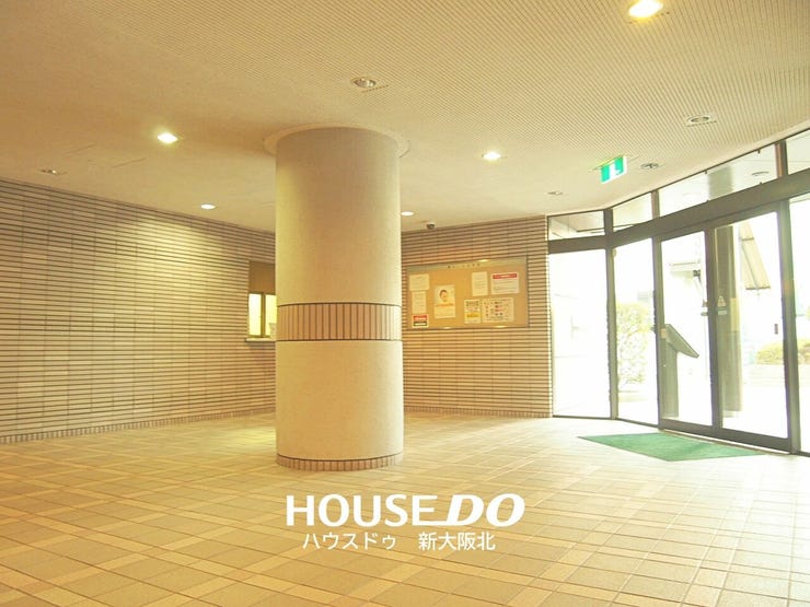 ■ゆとりあるエントランスロビーは、落ち着いた色合いでまとめられた共用空間♪
■来訪者を迎えるマンションの顔として、広さと開放感を感じられるスペースです!