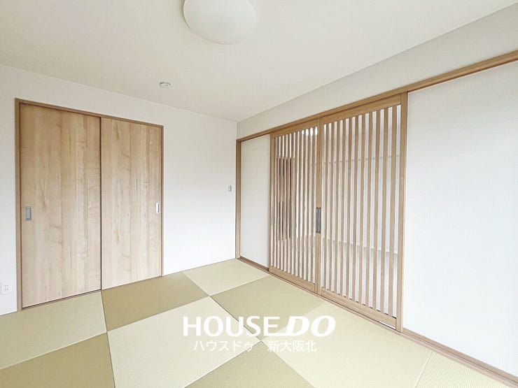■縦格子の建具がアクセントになった、和モダンな雰囲気の和室♪
■リビングとのつながりを感じながらも、ほどよく空間を仕切れるのが魅力です!