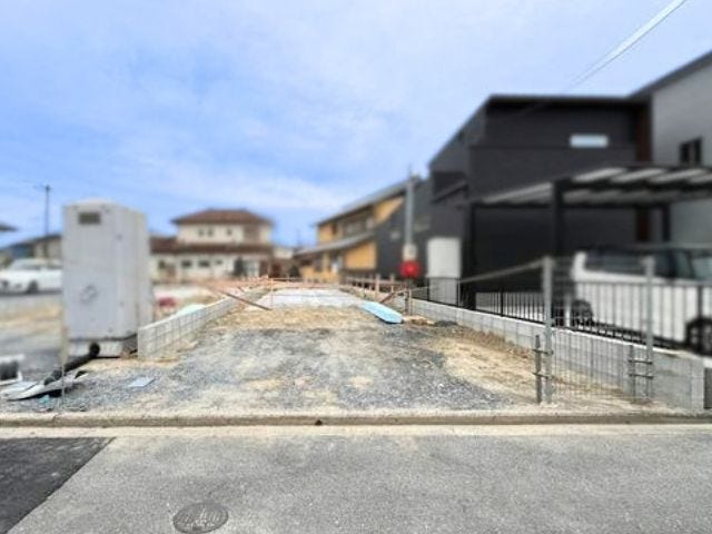 建物前、道路側に並列で2台停められる駐車場が出来る予定です。