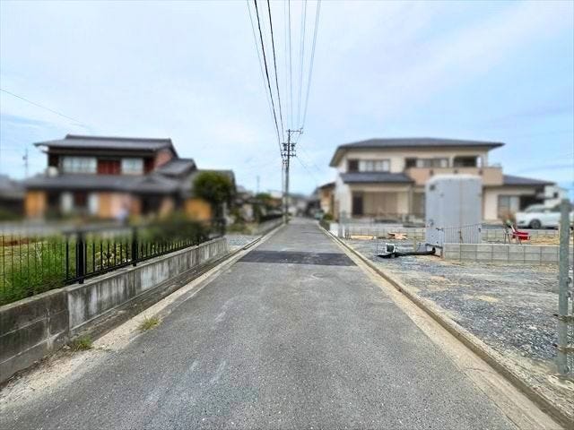 幅員約4.1mの前面道路です。普通車が1台通れる幅となります。大型車の通行が少ないので、振動や騒音が抑えられます。