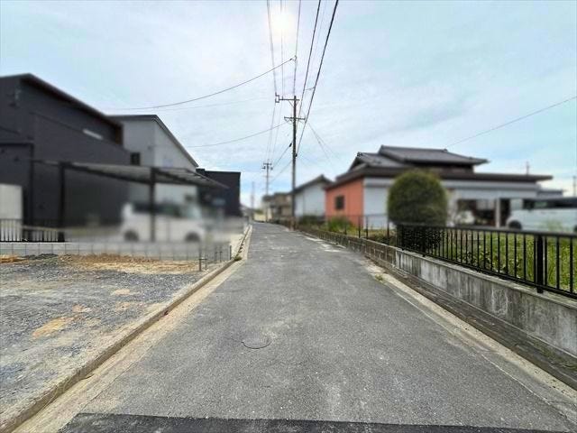 幅員約4.1mの前面道路です。車1台が余裕を持って通れる道幅です。車はスピードを控えるので事故率の軽減や歩行者も安心して通行できます。
