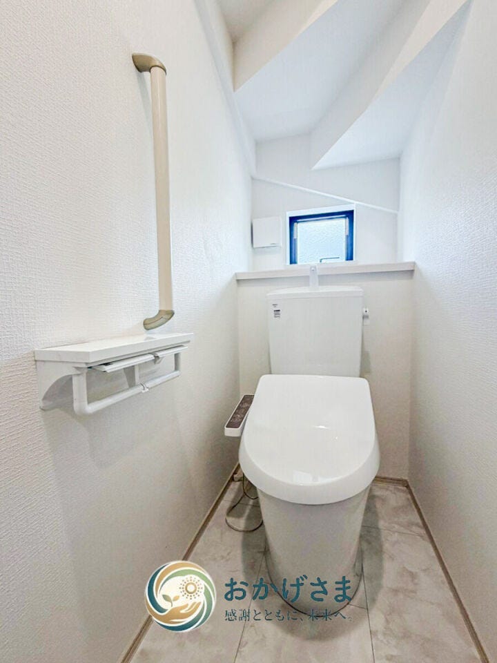 【トイレ】
温水洗浄便座や手すりが設置され、上部の小窓で換気もしやすい、使い勝手の良い清潔なトイレです。
