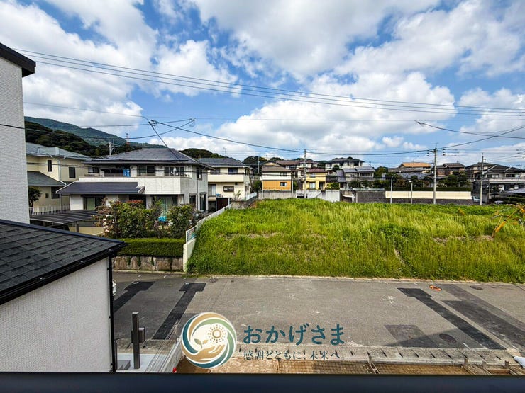 【眺望】
窓の外には青空と豊かな自然が広がり、開放感あふれる心地よい景色が毎日楽しめます。