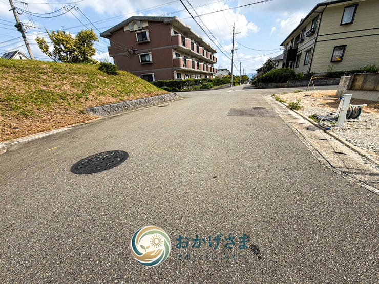 【周辺環境】
すっきりと舗装された前面道路は交通量も少なく、緑豊かな植栽が並ぶ落ち着いた住環境です。