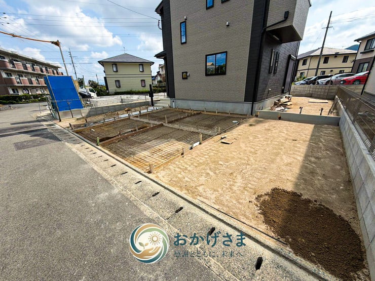 【駐車場】
広々とした駐車スペースを確保しており、複数台の駐車や大きめのお車の出し入れもスムーズに行えます。
