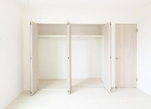 寝室クローゼット。パイプハンガー付きで大切な洋服も掛けて収納できます!※施工事例