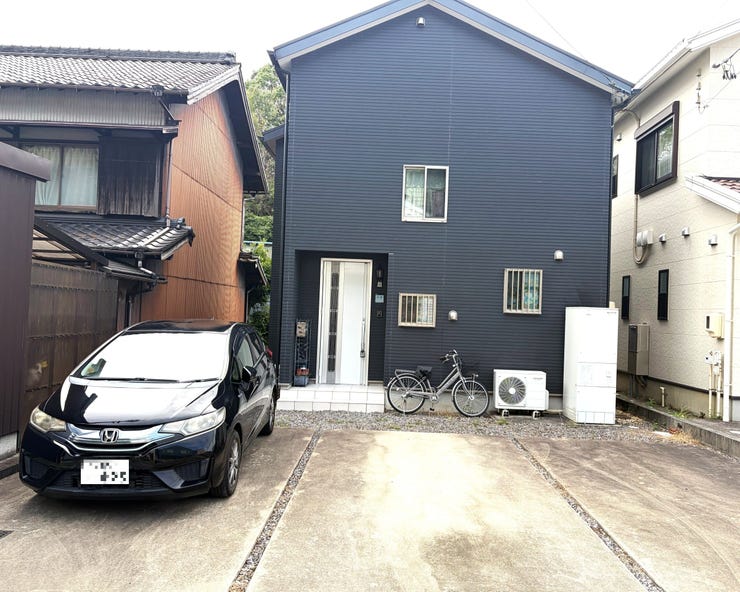【外観】
太陽光&お庭付き!駐車3台!駅徒歩圏内の立地です!