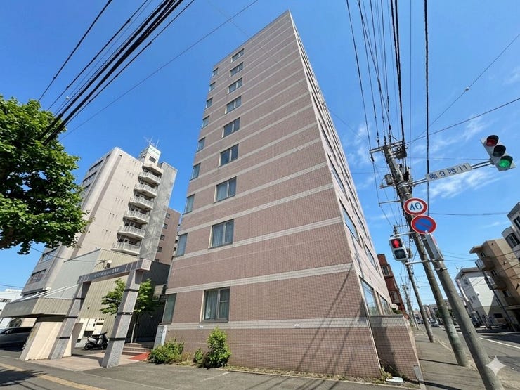 【外観】
《外観写真》
スーパー、コンビニ、ドラッグストア等が近くに揃っており、暮らしに便利な立地のマンションです。