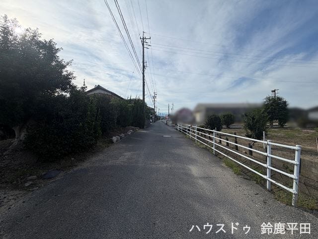 【北東側幅員約4.6m前面道路】車通りが少なく、歩行者も安心して歩ける道路です。(2026年9月19日 撮影)