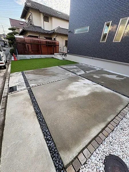 ●【お車3台並列駐車可能な敷地】シックな外観デザイン。ウッドデッキや人工芝のお庭スペースも配備。