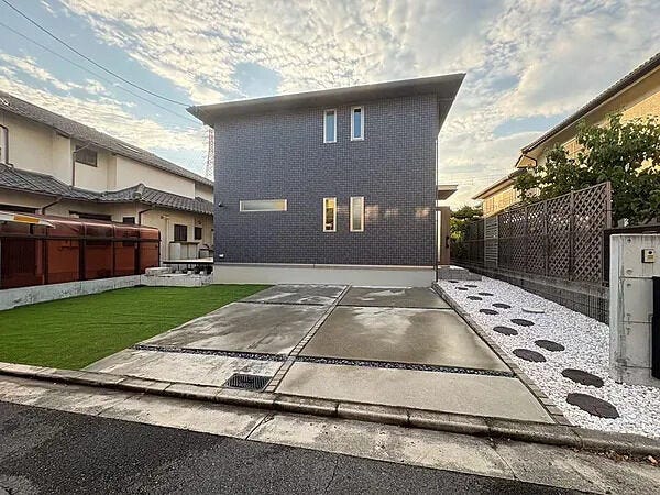 【外観】
●【お車3台並列駐車可能な敷地】シックな外観デザイン。ウッドデッキや人工芝のお庭スペースも配備。