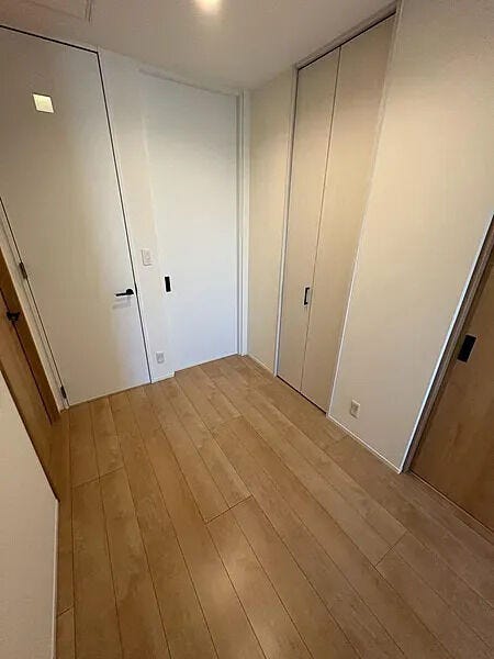 ●【各室への移動がスムーズな2階ホール】各所に収納扉を配置し、空間を無駄なく活用した設計です。