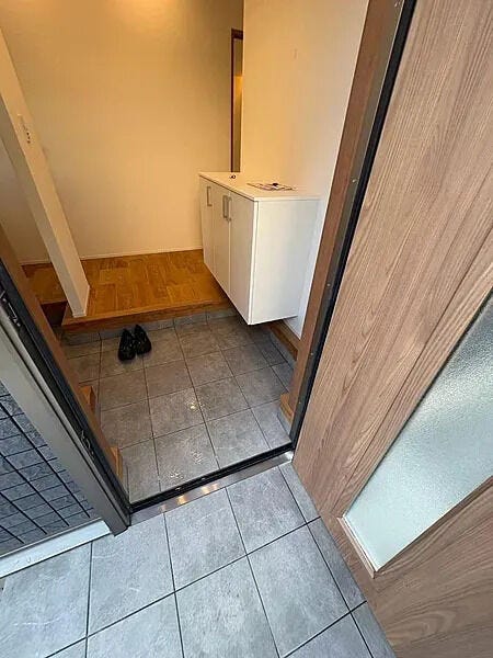 ●【落ち着いたトーンの玄関ホール】収納力のあるシューズボックスを完備。すっきりとした空間でお出迎えできます。