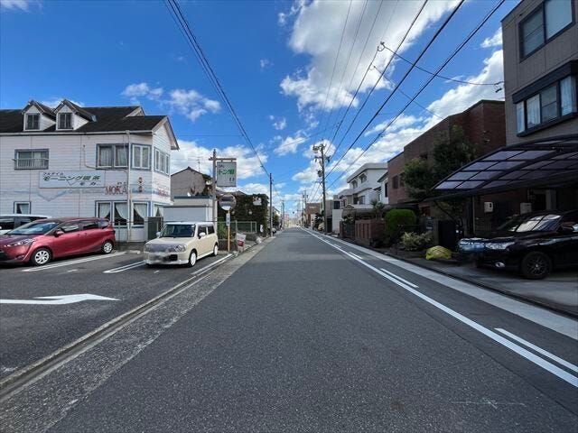 マンション南側前面道路です。駐車場の出入り口に面しています。東方面への一方通行ということもあり、車の通りも多くなく出入りがしやすいです。