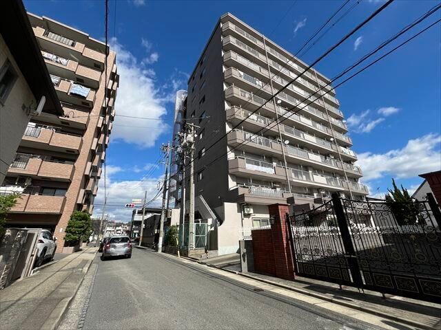 マンション西側前面道路です。西側前面道路からも、マンション敷地内に繋がる通路があります。