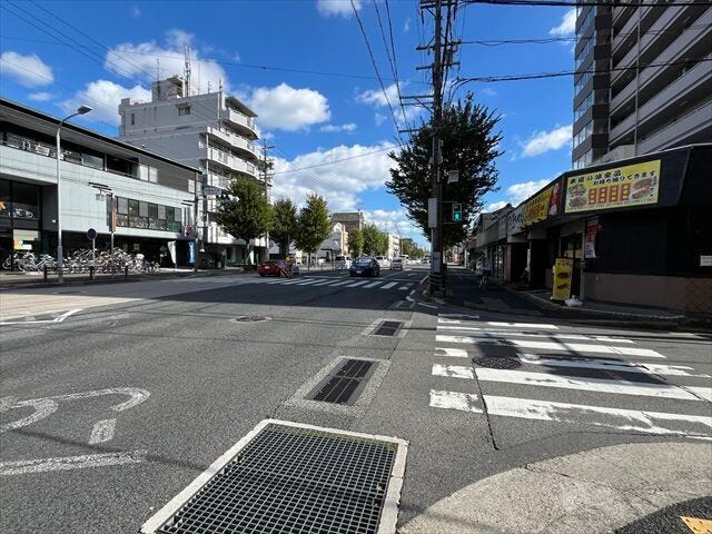 マンション北側前面道路です。岩崎名古屋線にあたります。「弥富通5西」信号交差点の角地に面しています。