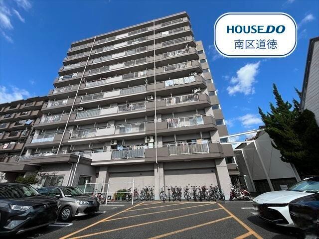 【外観】
10階建て4階部分のお部屋にあたります。
地下鉄名城線/瑞穂運動場東駅 徒歩約16分、市営バス「弥富通四丁目」停 徒歩約1分。