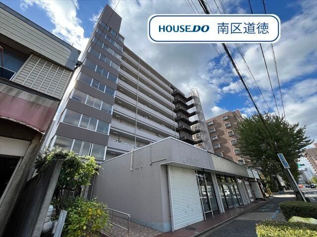 総戸数33戸のマンションです。小学校まで徒歩約9分、中学校まで徒歩約14分。
