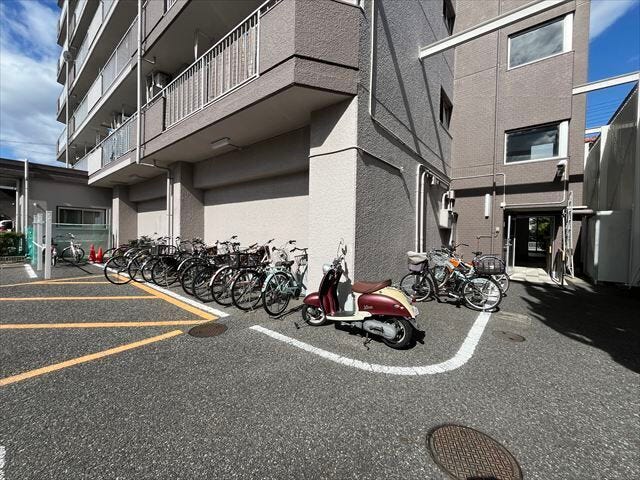 マンション南側に自転車を止めるスペースがあります。