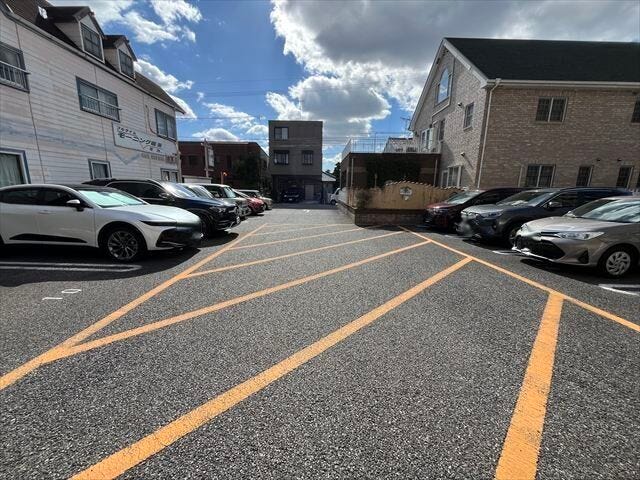 マンション南側にある平面駐車場です。