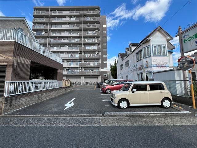 マンション南側に駐車場の出入り口があります。