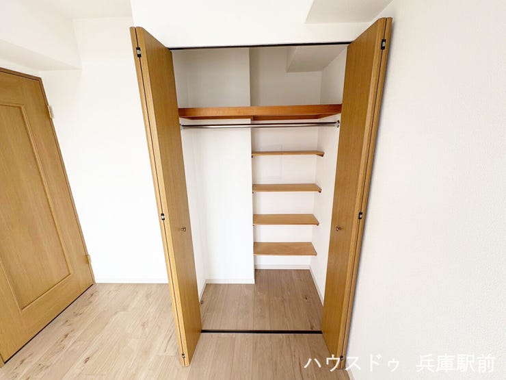 ◇ハンガーパイプと可動棚を備えた、使い勝手の良いクローゼットです。