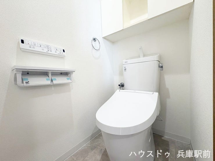 ◇温水洗浄便座付きの清潔感あふれるトイレ。吊戸棚を備え、トイレットペーパーや掃除用品もすっきり収納できます。