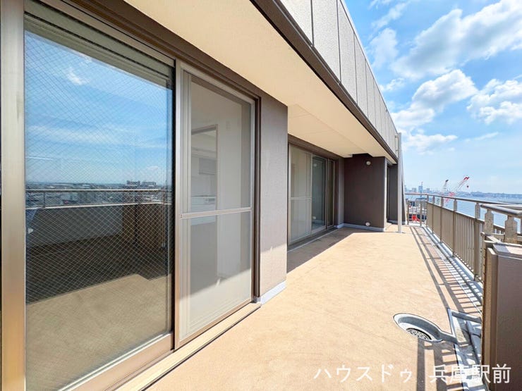◇開放感あふれるワイドバルコニー。陽当たり・通風良好で、洗濯物もたっぷり干せます。開けた眺望も魅力です。